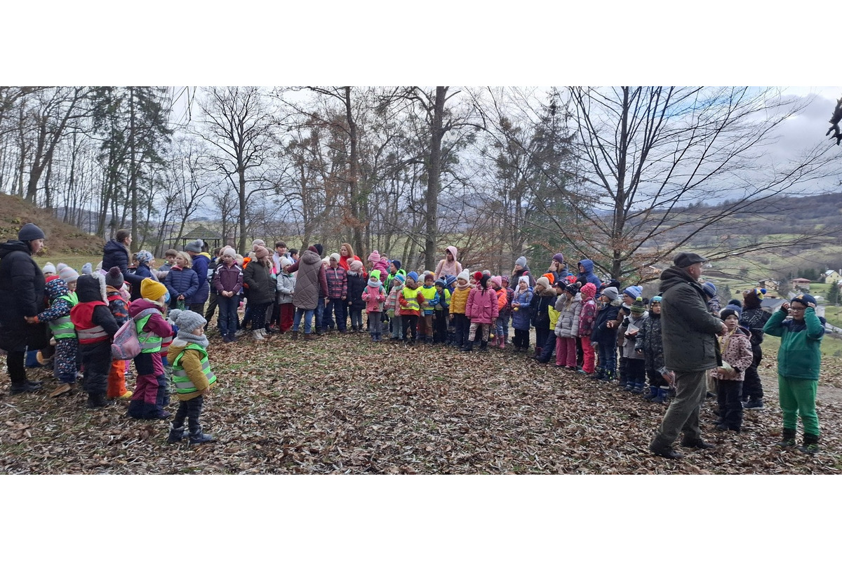 FOTO: Deti pomohli s príkrmom lesnej zveri, foto 9