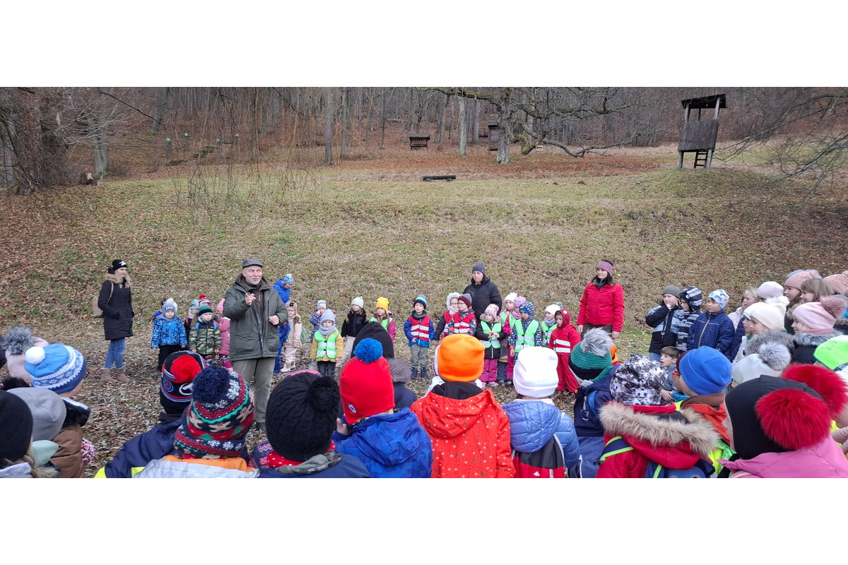 FOTO: Deti pomohli s príkrmom lesnej zveri, foto 10