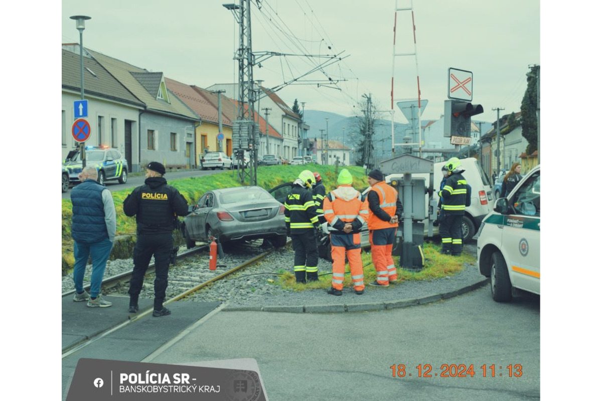FOTO: Vo Zvolene sa zrazili dve autá, zranenia utrpela 60-ročná chodkyňa, foto 1