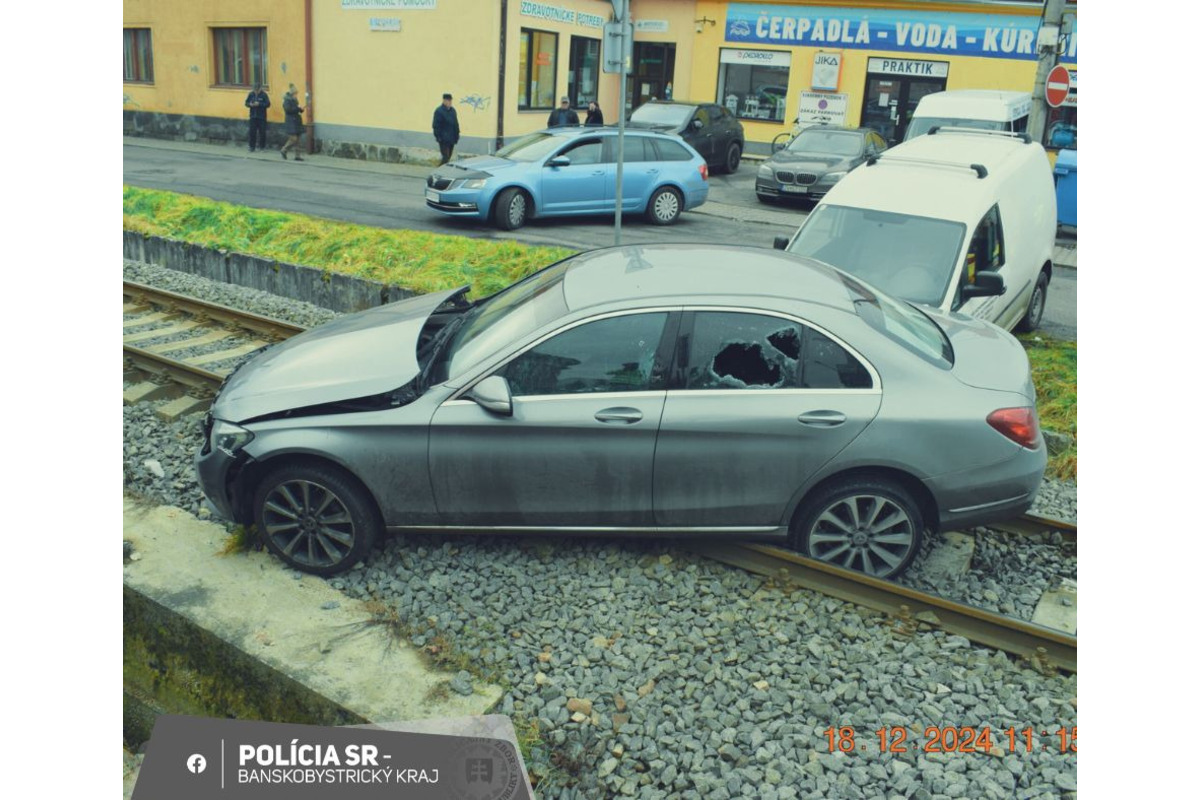 FOTO: Vo Zvolene sa zrazili dve autá, zranenia utrpela 60-ročná chodkyňa, foto 4