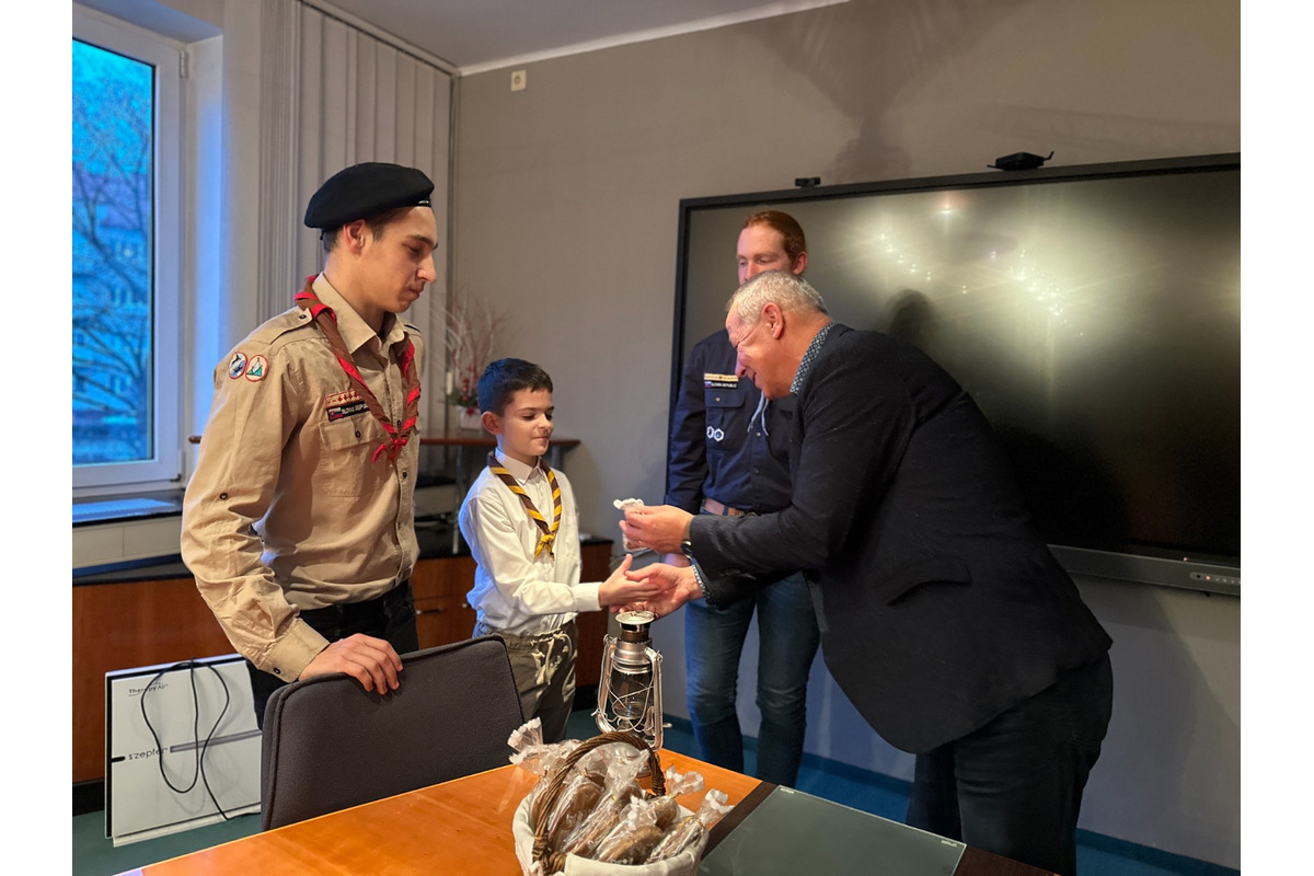 FOTO: Betlehemské svetlo skauti odovzdali primátorovi aj tento rok, foto 7