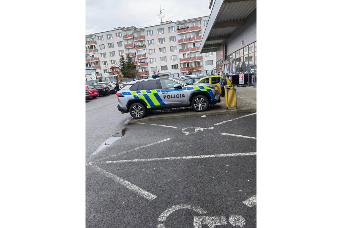 FOTO: Môže takto parkovať polícia v Krupine? Miroslava odpoveď policajta nahnevala, foto 1