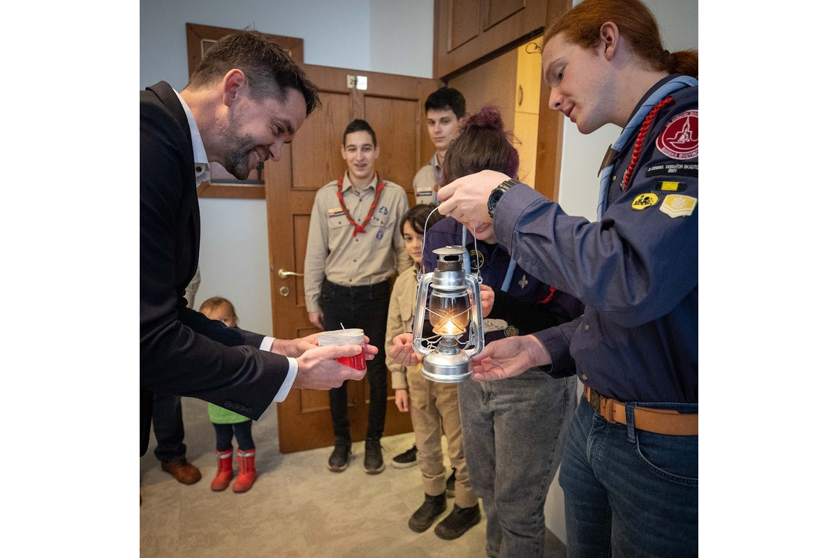 FOTO: Betlehemské svetlo skauti odovzdali primátorovi aj tento rok, foto 20