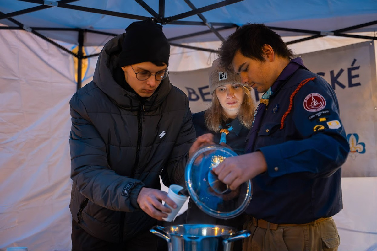 FOTO: Betlehemské svetlo si domov odniesli desiatky Bystričanov , foto 10