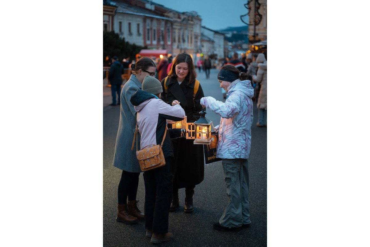 FOTO: Betlehemské svetlo si domov odniesli desiatky Bystričanov , foto 11