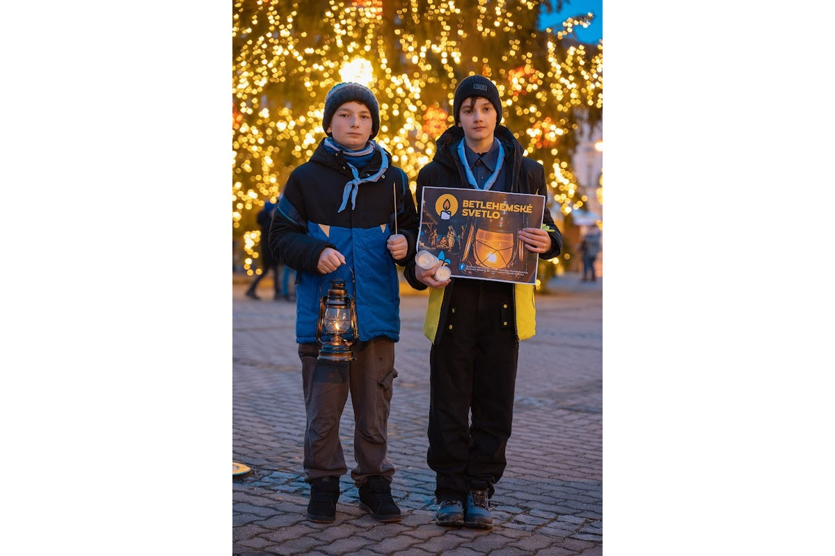 FOTO: Betlehemské svetlo si domov odniesli desiatky Bystričanov , foto 12
