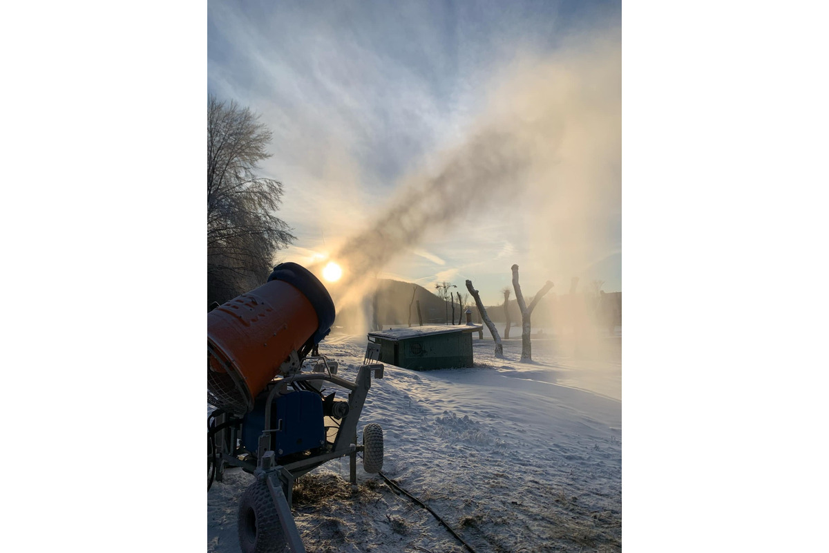 FOTO: Chadné noci povolili zasnežiť kopec na plážovom kúpalisku, foto 1