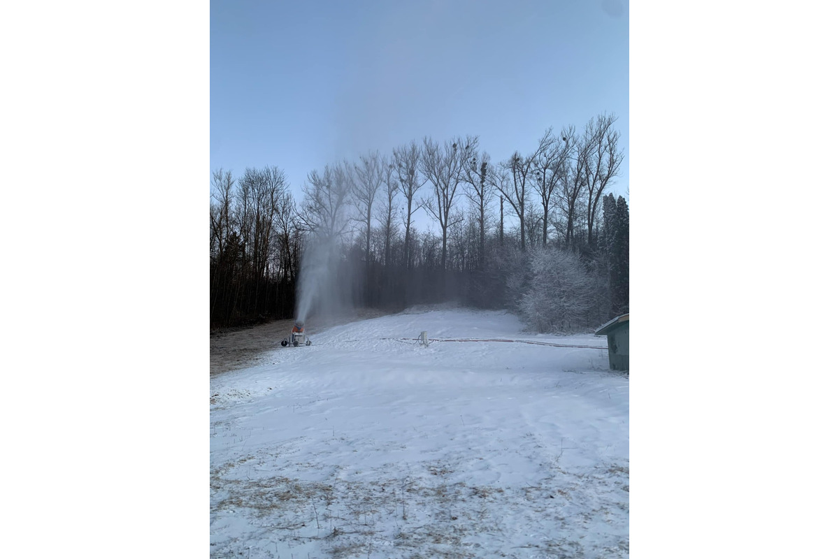 FOTO: Chadné noci povolili zasnežiť kopec na plážovom kúpalisku, foto 2