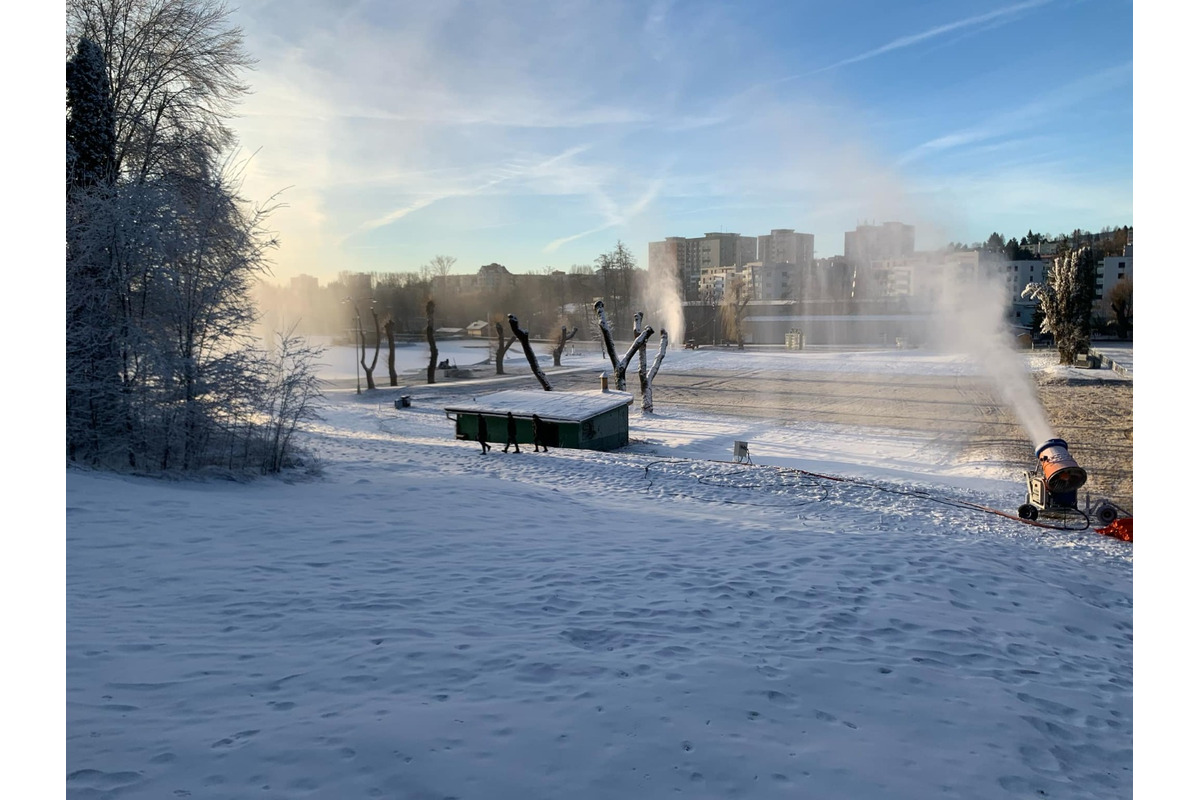 FOTO: Chadné noci povolili zasnežiť kopec na plážovom kúpalisku, foto 3