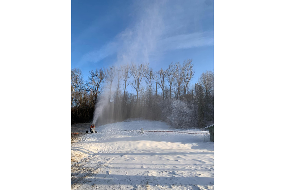 FOTO: Chadné noci povolili zasnežiť kopec na plážovom kúpalisku, foto 4