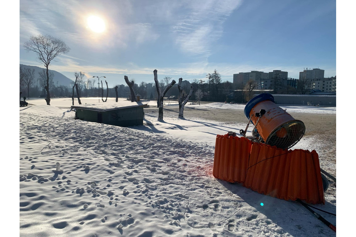 FOTO: Chadné noci povolili zasnežiť kopec na plážovom kúpalisku, foto 5