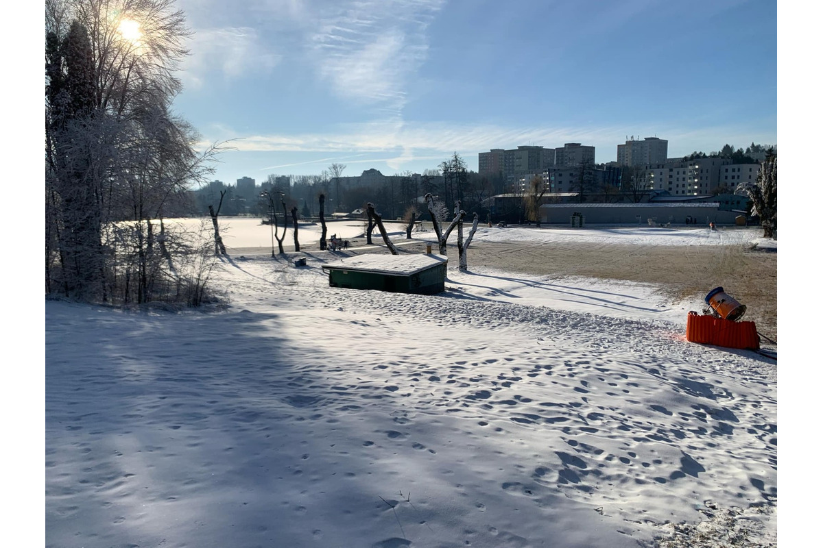 FOTO: Chadné noci povolili zasnežiť kopec na plážovom kúpalisku, foto 6
