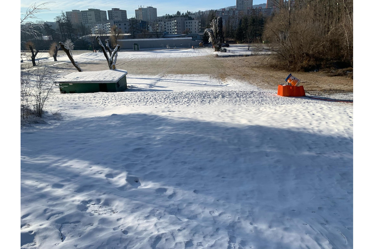 FOTO: Chadné noci povolili zasnežiť kopec na plážovom kúpalisku, foto 7