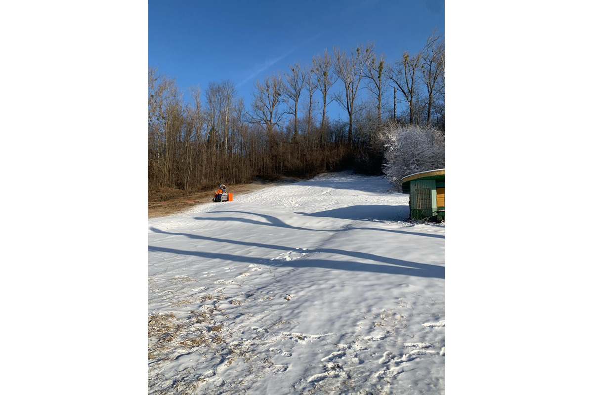 FOTO: Chadné noci povolili zasnežiť kopec na plážovom kúpalisku, foto 8