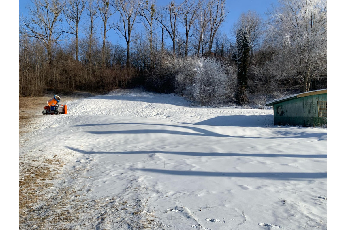 FOTO: Chadné noci povolili zasnežiť kopec na plážovom kúpalisku, foto 10