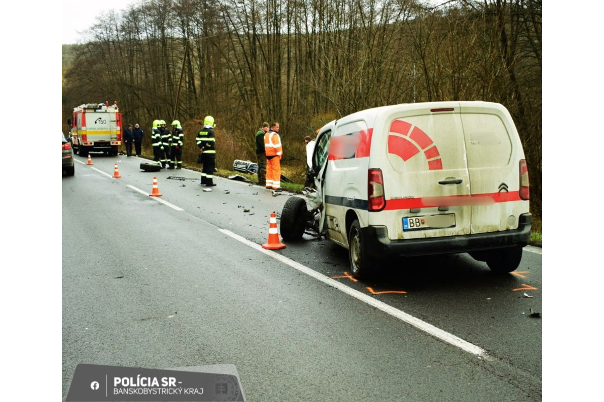 FOTO: V Krupine došlo k čelnej zrážke dvoch vozidiel, foto 2