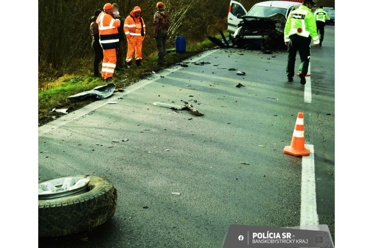 FOTO: V Krupine došlo k čelnej zrážke dvoch vozidiel, foto 3