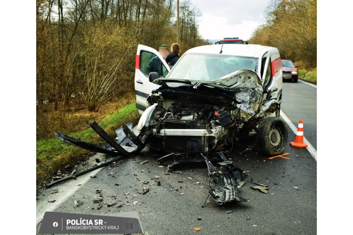 FOTO: V Krupine došlo k čelnej zrážke dvoch vozidiel, foto 4