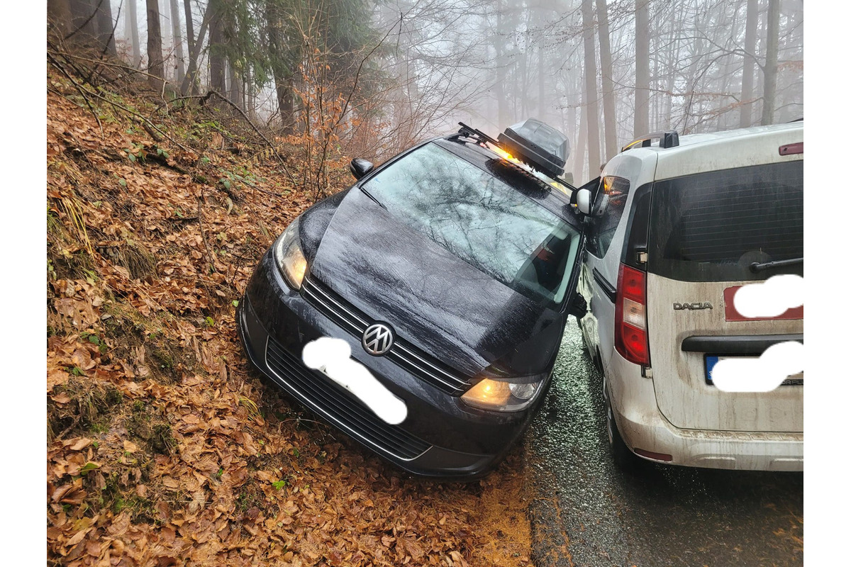 FOTO: FOTO: Zvláštna nehoda pri Brezne. Kto narazil do koho?, pýtajú sa ľudia, foto 1