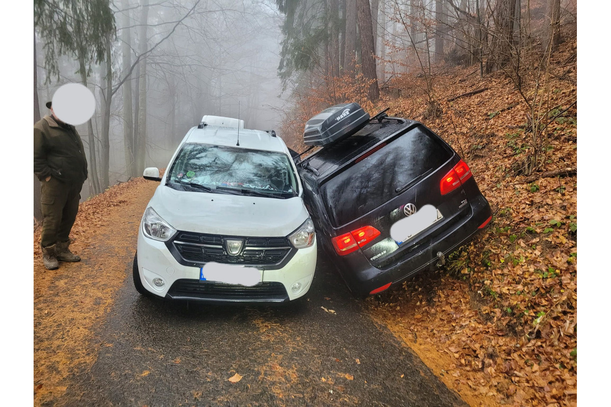 FOTO: FOTO: Zvláštna nehoda pri Brezne. Kto narazil do koho?, pýtajú sa ľudia, foto 2
