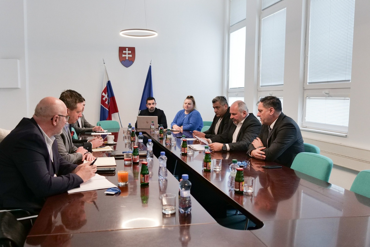 FOTO: Ministerstvo dopravy zvažuje zmenu systému údržby ciest, Lunter vyjadril obavy: Doplatia na to zas len šoféri, foto 1