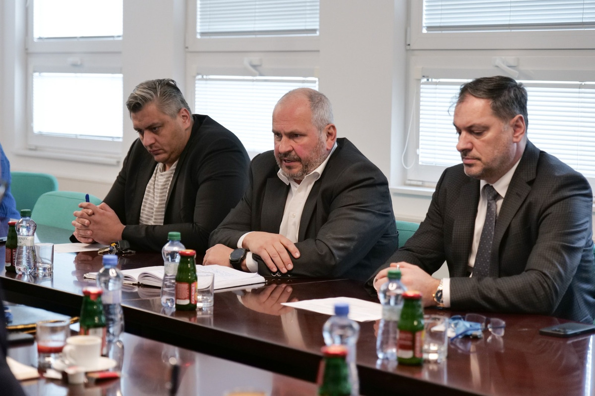 FOTO: Ministerstvo dopravy zvažuje zmenu systému údržby ciest, Lunter vyjadril obavy: Doplatia na to zas len šoféri, foto 2