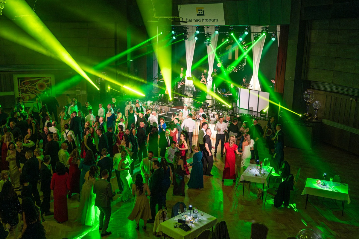 FOTO: Žiarčania majú za sebou svoj prvý bál, šlo už o jedenásty ročník, hostiteľom bol "Junior" , foto 2