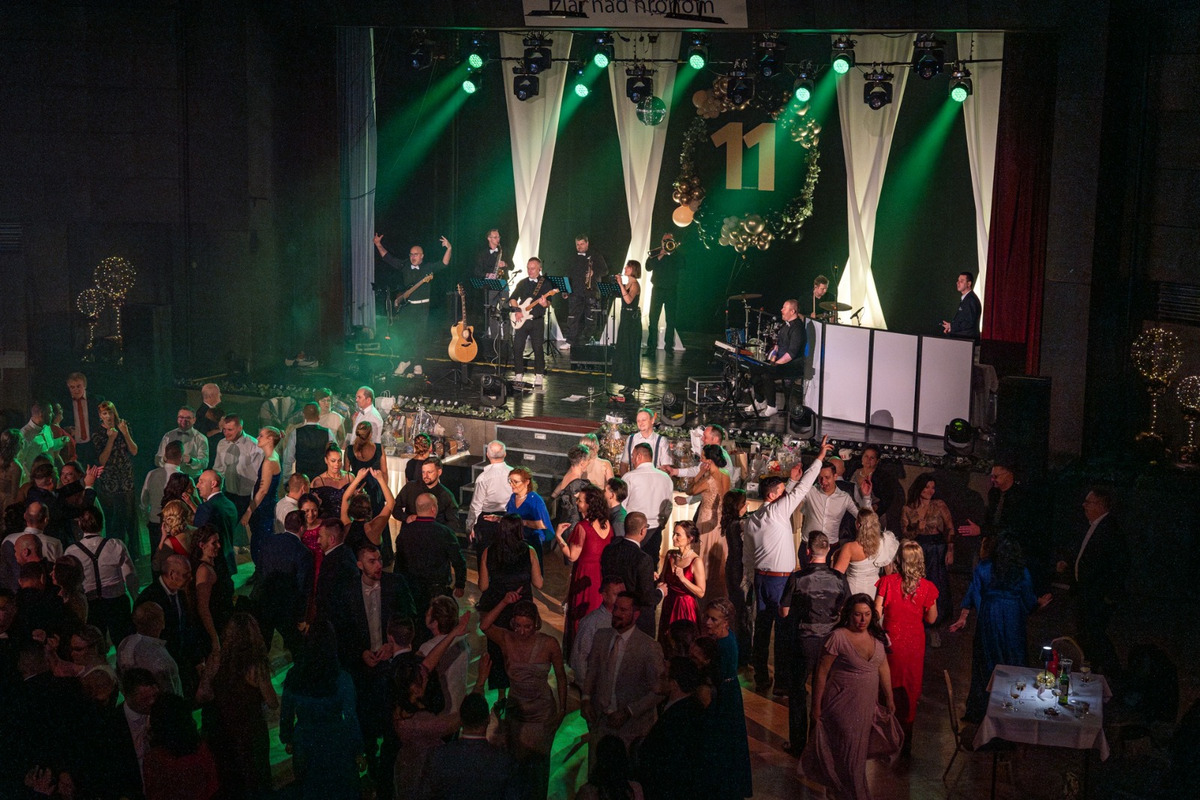 FOTO: Žiarčania majú za sebou svoj prvý bál, šlo už o jedenásty ročník, hostiteľom bol "Junior" , foto 4