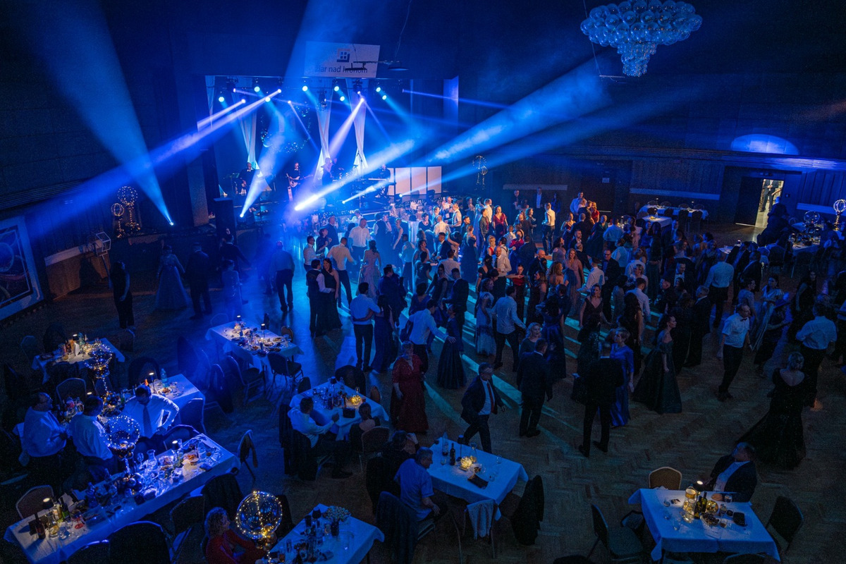 FOTO: Žiarčania majú za sebou svoj prvý bál, šlo už o jedenásty ročník, hostiteľom bol "Junior" , foto 5