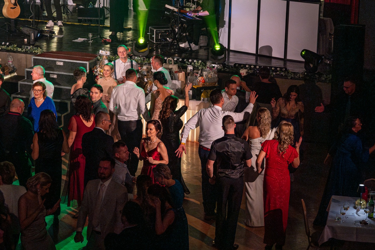 FOTO: Žiarčania majú za sebou svoj prvý bál, šlo už o jedenásty ročník, hostiteľom bol "Junior" , foto 7