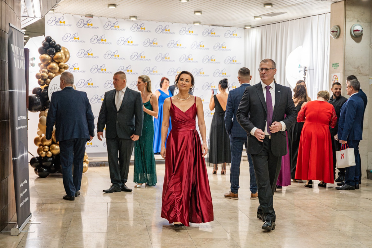 FOTO: Žiarčania majú za sebou svoj prvý bál, šlo už o jedenásty ročník, hostiteľom bol "Junior" , foto 12