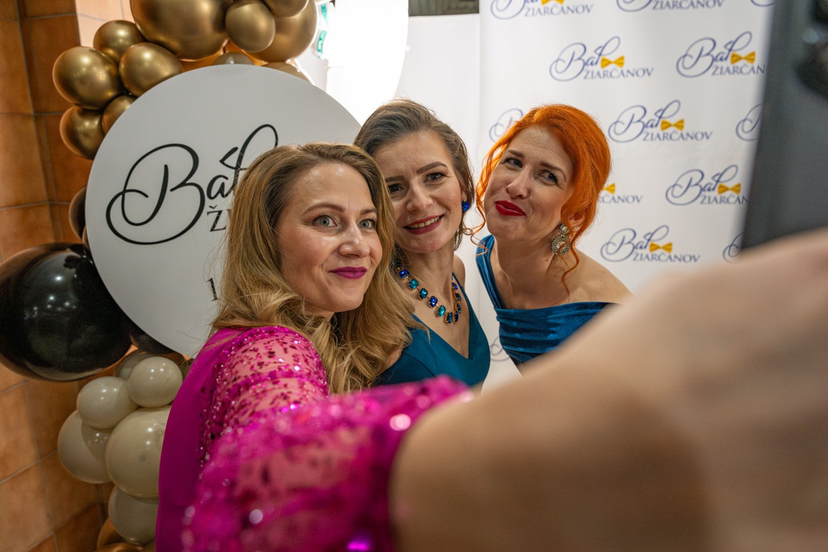 FOTO: Žiarčania majú za sebou svoj prvý bál, šlo už o jedenásty ročník, hostiteľom bol "Junior" , foto 16