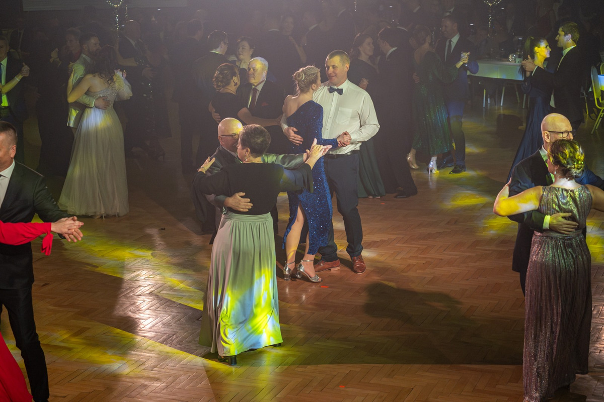 FOTO: Žiarčania majú za sebou svoj prvý bál, šlo už o jedenásty ročník, hostiteľom bol "Junior" , foto 17