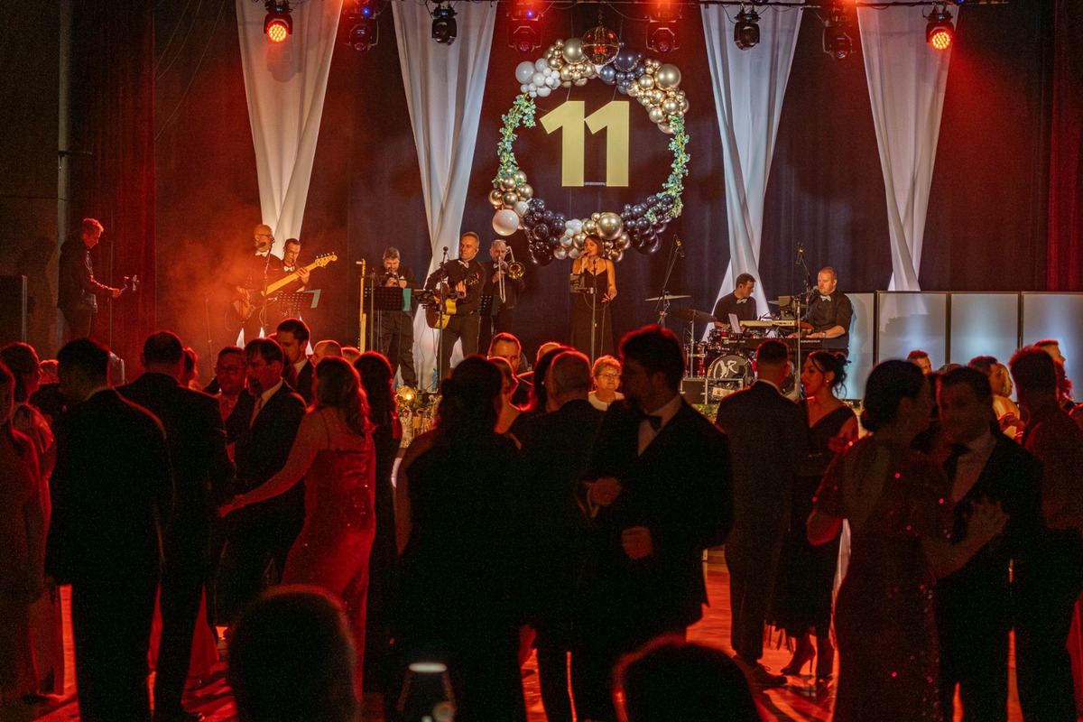 FOTO: Žiarčania majú za sebou svoj prvý bál, šlo už o jedenásty ročník, hostiteľom bol "Junior" , foto 32