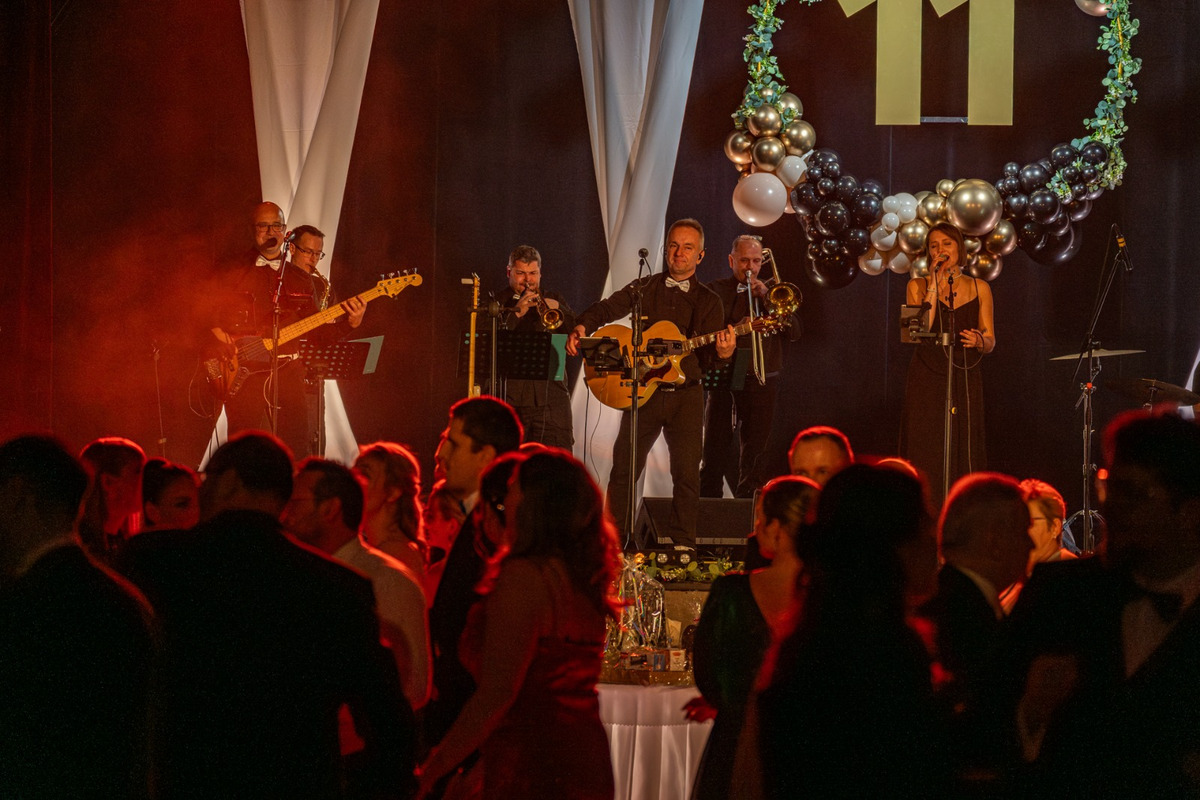 FOTO: Žiarčania majú za sebou svoj prvý bál, šlo už o jedenásty ročník, hostiteľom bol "Junior" , foto 33