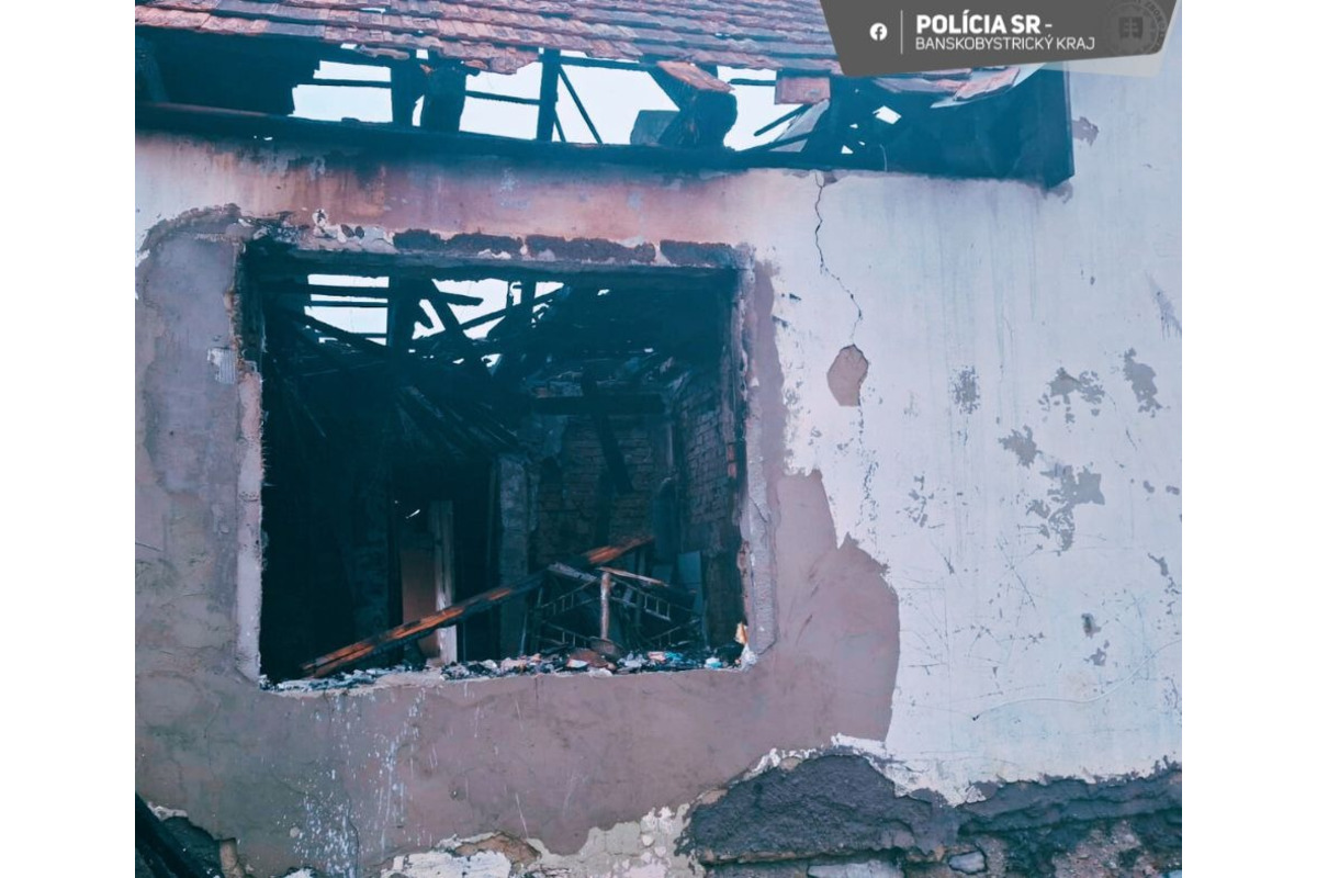 FOTO: Polícia vyšetruje požiar v Šíde: Mladý muž mal v návale hnevu zapáliť svoj vlastný dom, foto 1