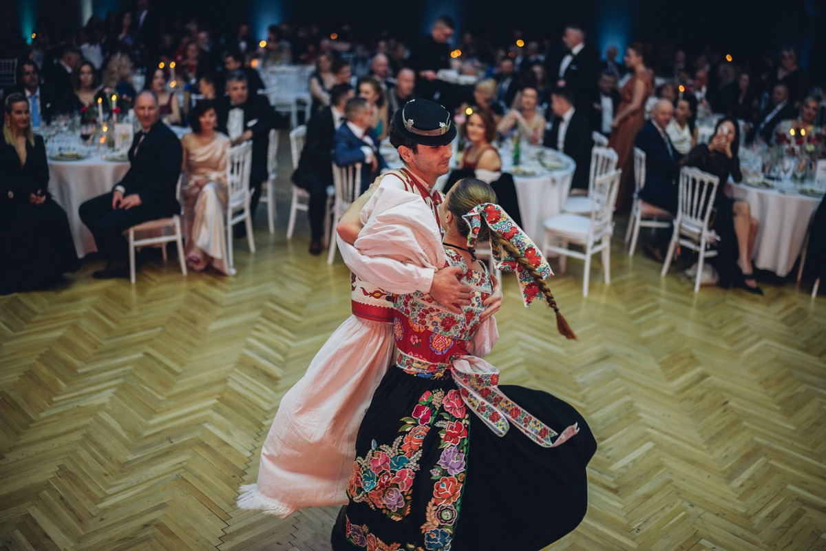 FOTO: V Banskej Bystrici sa plesalo. Radvančania si užili veľkolepý ples, nechýbal ani Lukáš Adamec, foto 39