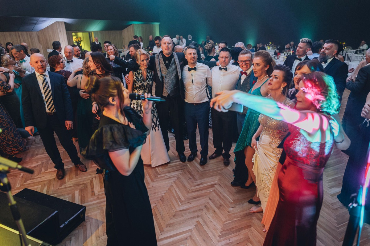 FOTO: V Banskej Bystrici sa plesalo. Radvančania si užili veľkolepý ples, nechýbal ani Lukáš Adamec, foto 43