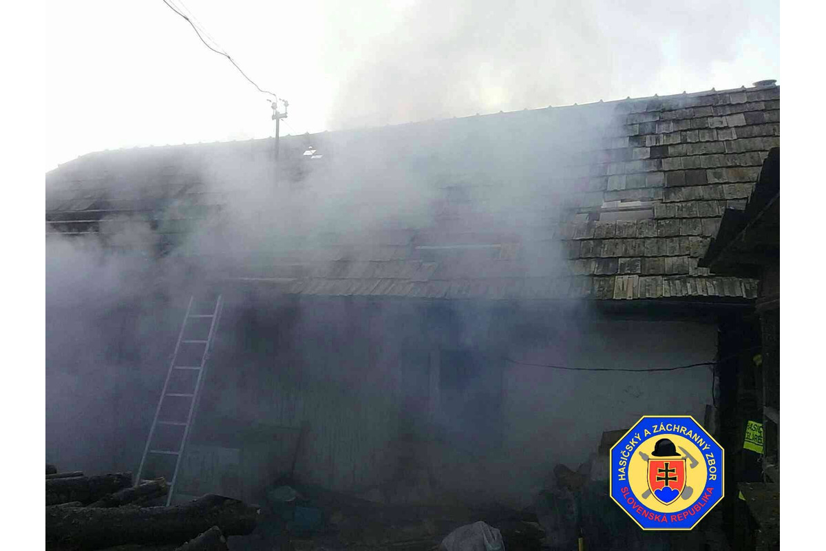 FOTO: Hasičský zbor vo štvtok ráno zasahoval vo Veľkom Krtíši. V plameňoch sa ocitol rodinný dom, foto 1