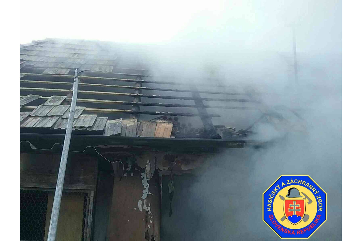 FOTO: Hasičský zbor vo štvtok ráno zasahoval vo Veľkom Krtíši. V plameňoch sa ocitol rodinný dom, foto 2