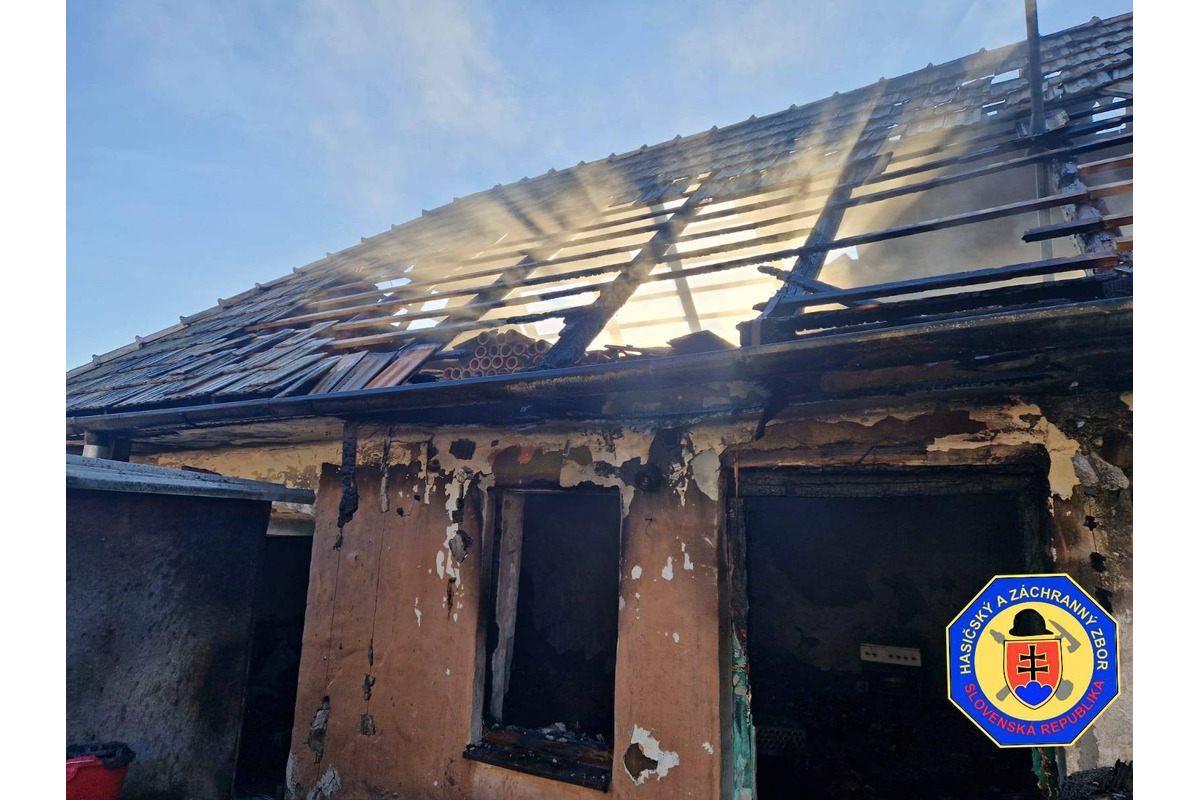 FOTO: Hasičský zbor vo štvtok ráno zasahoval vo Veľkom Krtíši. V plameňoch sa ocitol rodinný dom, foto 3