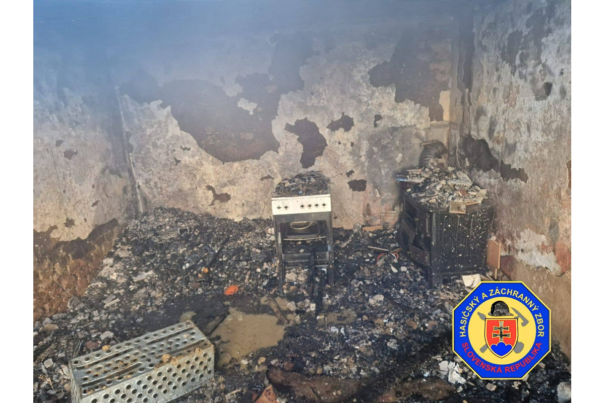 FOTO: Hasičský zbor vo štvtok ráno zasahoval vo Veľkom Krtíši. V plameňoch sa ocitol rodinný dom, foto 4