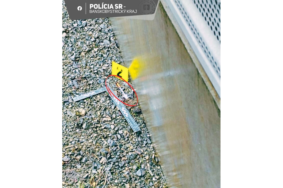 FOTO:  Z auta lietali sáčky s drogami. Polícia pri Kriváni zadržala posádku so 40 gramami pervitínu vo vozidle, foto 2