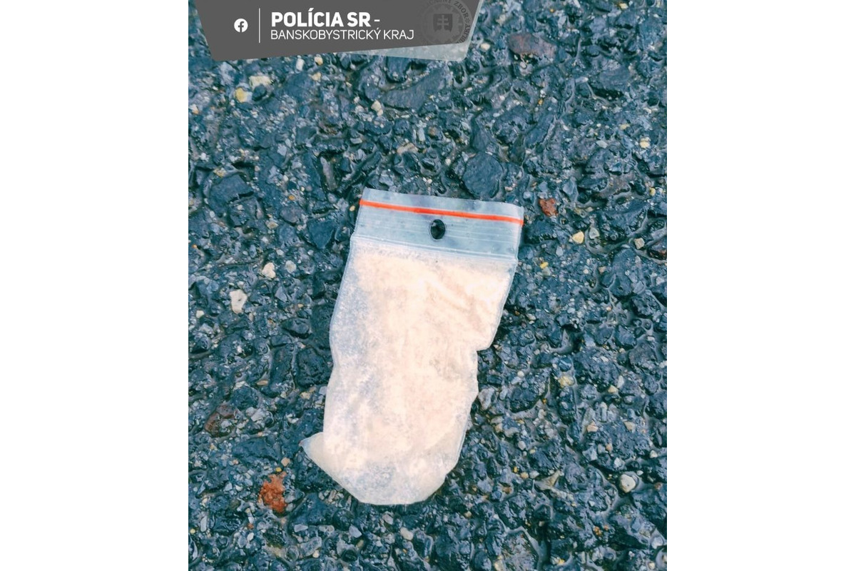 FOTO:  Z auta lietali sáčky s drogami. Polícia pri Kriváni zadržala posádku so 40 gramami pervitínu vo vozidle, foto 3