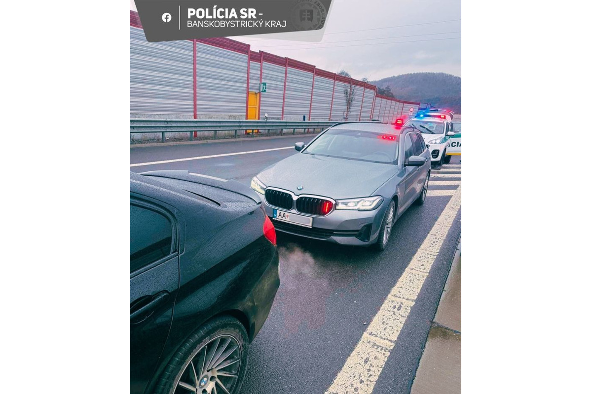 FOTO:  Z auta lietali sáčky s drogami. Polícia pri Kriváni zadržala posádku so 40 gramami pervitínu vo vozidle, foto 4