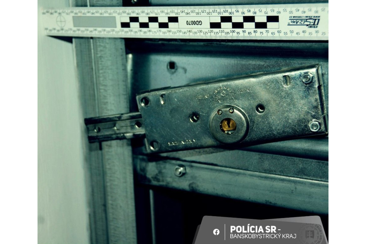 FOTO: Zlodej vo Veľkom Krtíši sa nechal zamknúť v obchode. Plánoval krádež, no uviazol vo vnútri, foto 1