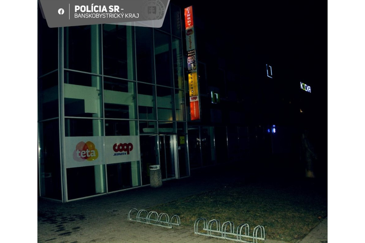 FOTO: Zlodej vo Veľkom Krtíši sa nechal zamknúť v obchode. Plánoval krádež, no uviazol vo vnútri, foto 2