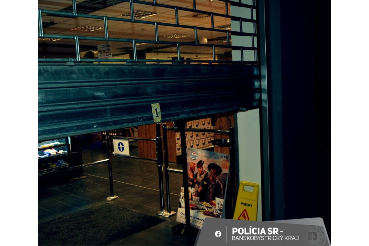 FOTO: Zlodej vo Veľkom Krtíši sa nechal zamknúť v obchode. Plánoval krádež, no uviazol vo vnútri, foto 4