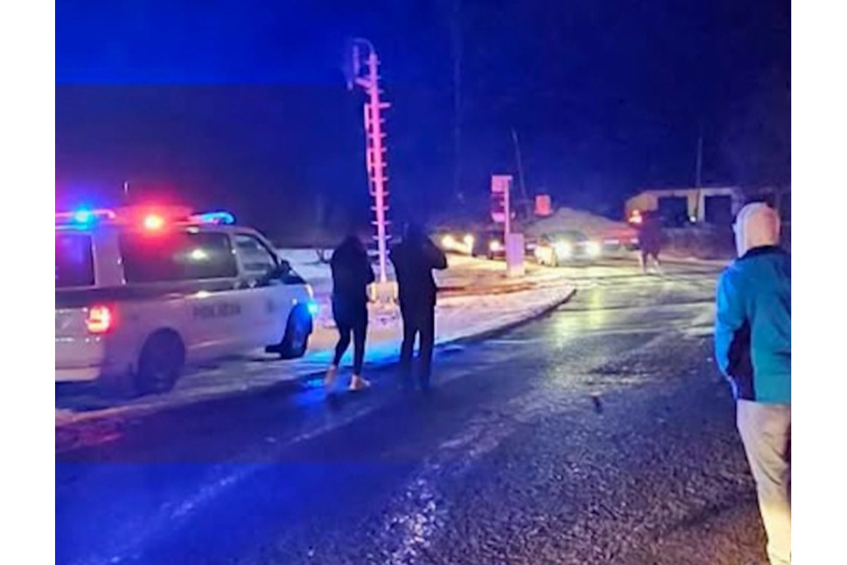 FOTO: Klzká vozovka spôsobila nehodu na železničnom priecestí v Podbrezovej, 14-ročná vnučka vodiča skončila v nemocnici, foto 1