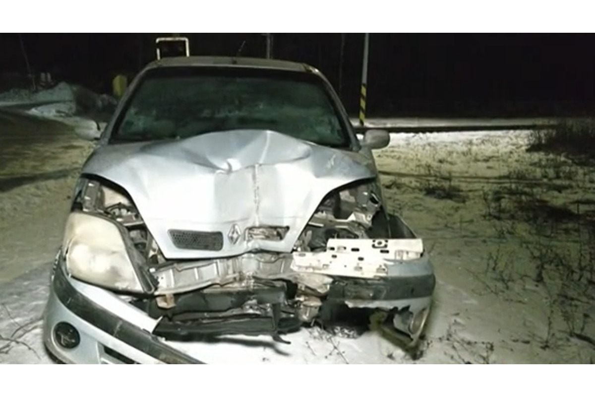 FOTO: Klzká vozovka spôsobila nehodu na železničnom priecestí v Podbrezovej, 14-ročná vnučka vodiča skončila v nemocnici, foto 2